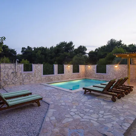 Charming In With Private Swimming Pool